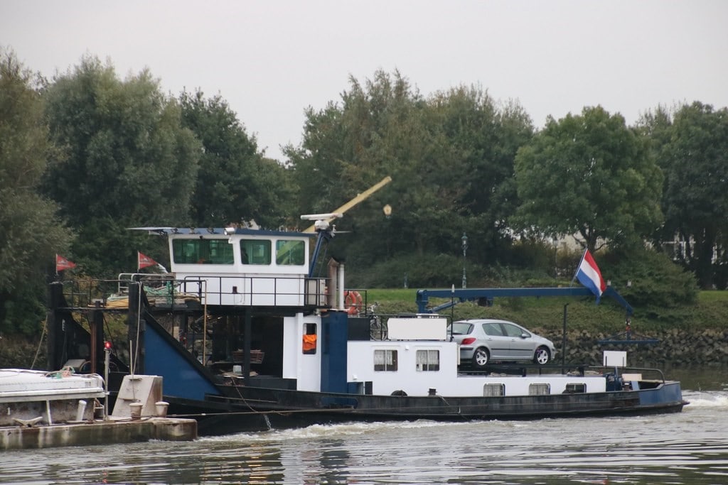 Single screw inland pushertug