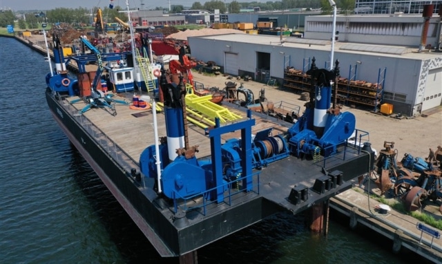 Jack_up_Barge__-_Fully_under_class__17126_870x580 (1)